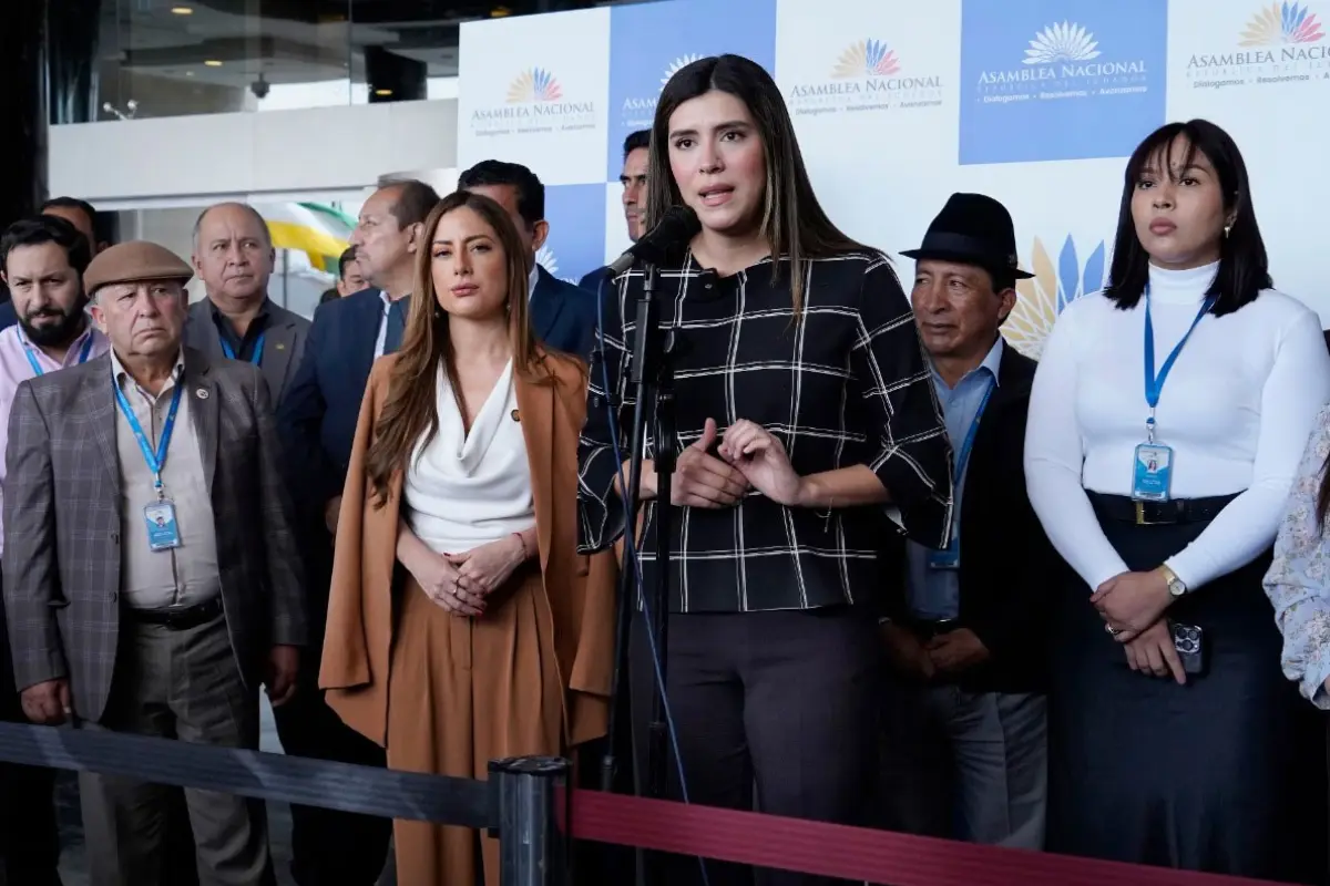 Valentina Centeno (centro) junto a otros varios legisladores, en la Asamblea Nacional.