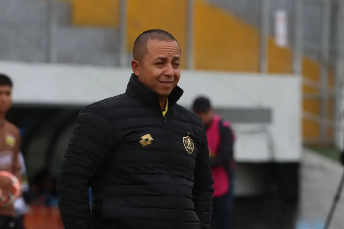 Juan Pablo Buch, entrenador de Aucas, confirma salidas y permanencias en el plantel