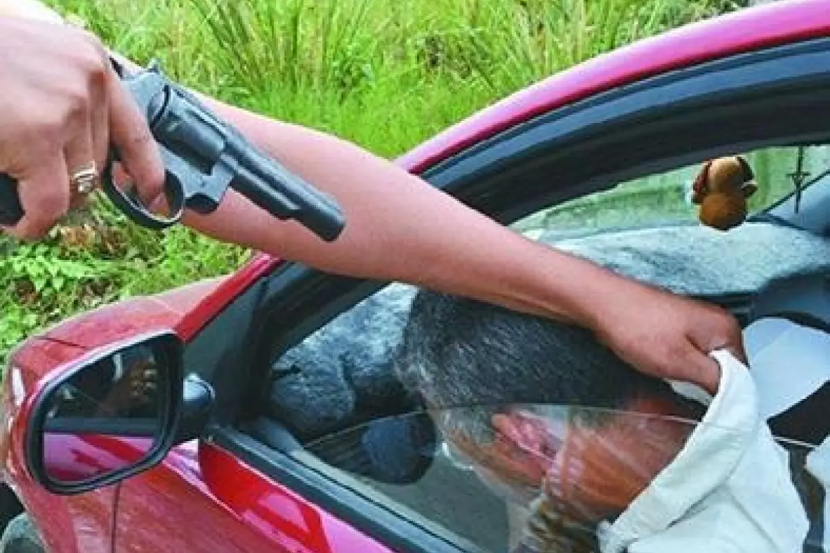 Los conductores son interceptados y amenazados con armas de fuego., 