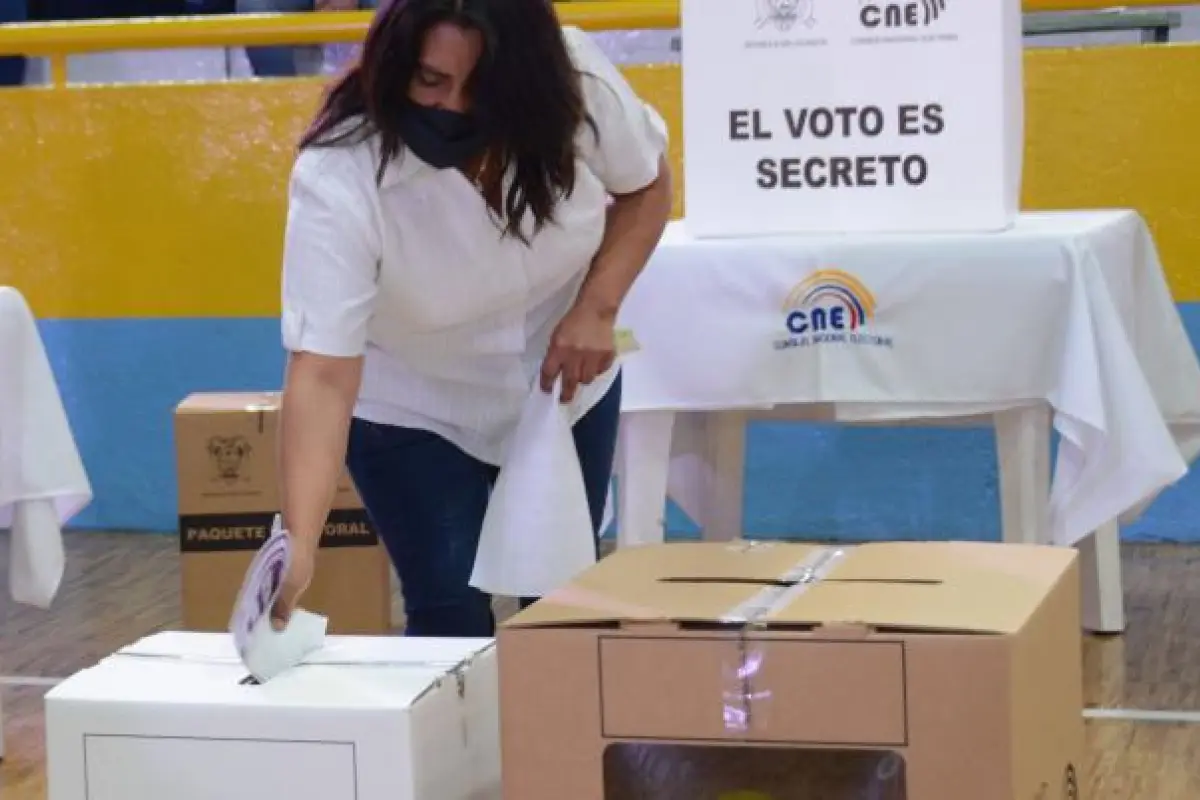 Las personas que residen fuera del país también pueden solicitar el cambio de domicilio electoral.