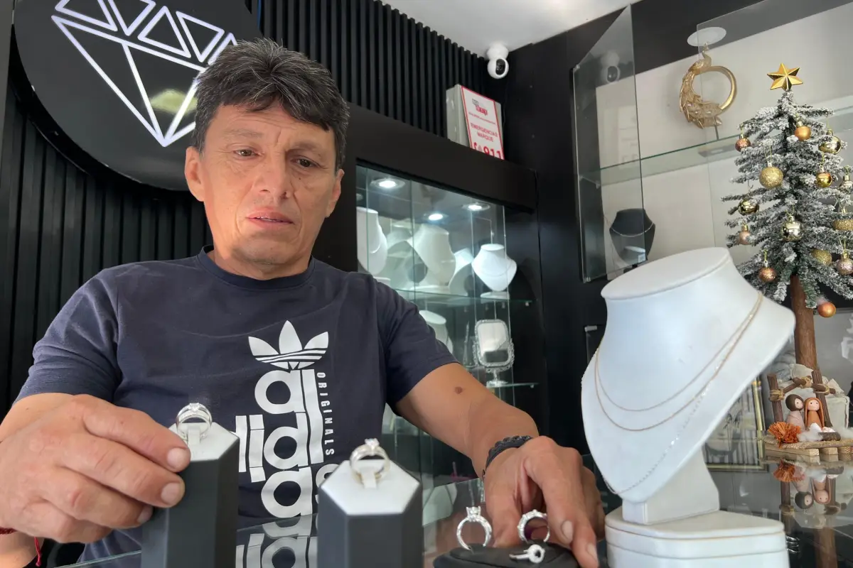 Richard Sedillo, de la joyería El Nuevo Cofre, en Portoviejo. 