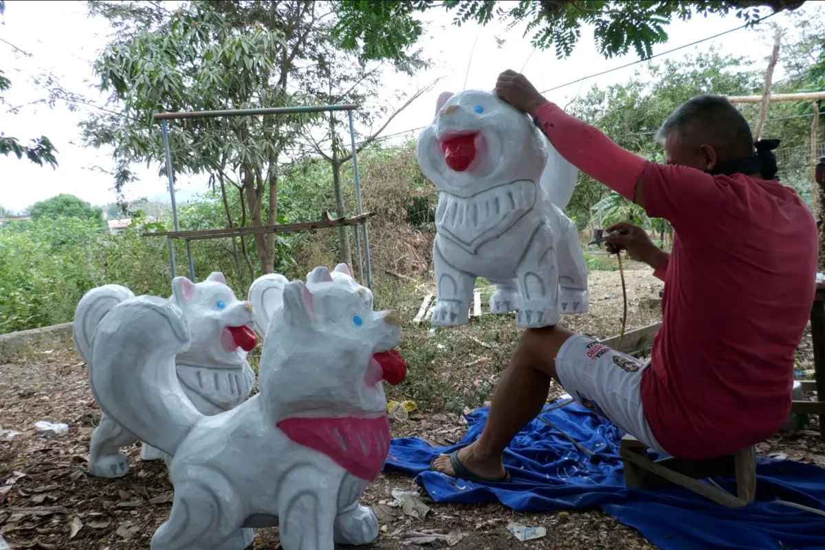 Foto referencial que muestra la elaboración de monigotes en Manabí., 