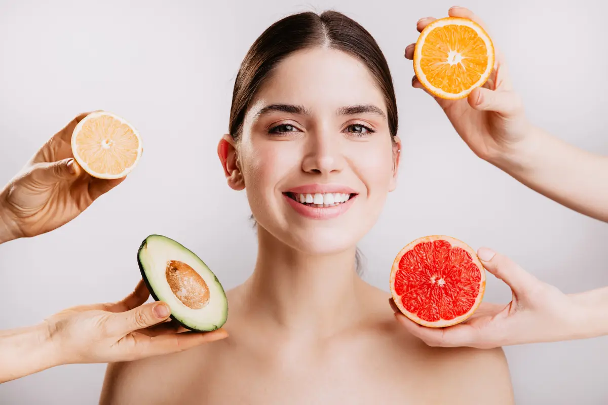 Frutas, verduras, proteínas y grasas saludables aportan los nutrientes esenciales que la piel, el cabello y las uñas necesitan para mantenerse fuertes y luminosos.