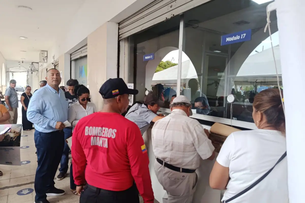 En los bajos del Municipio, los ciudadanos pueden realizar los pagos de la tasa bomberil., El Diario