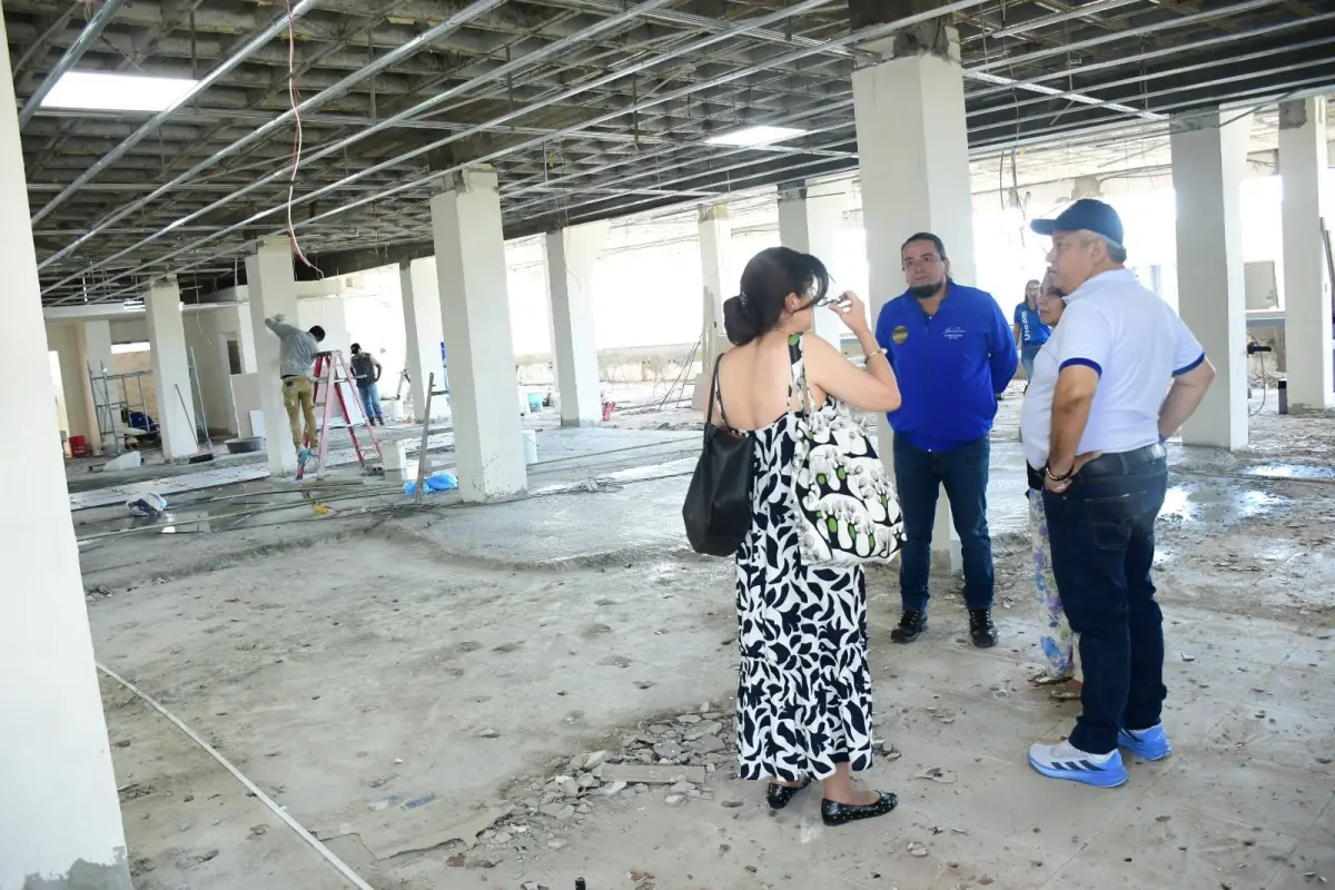 La construcción de la nueva biblioteca de la Uleam presenta el 40% de avance. El rector Marcos Zambrano durante un recorrido previo., El Diario