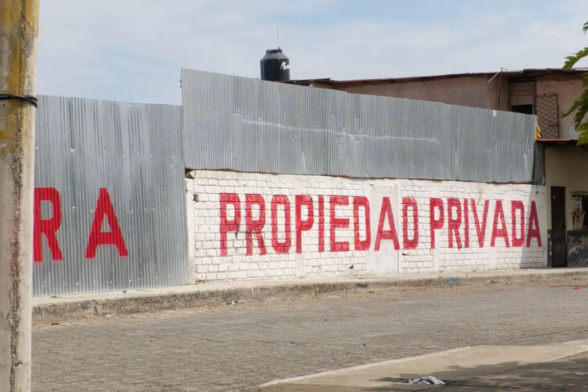Las calles junto al lote subastado están cerradas, como también lo está el bien y la cancha del barrio El Mirador., El Diario