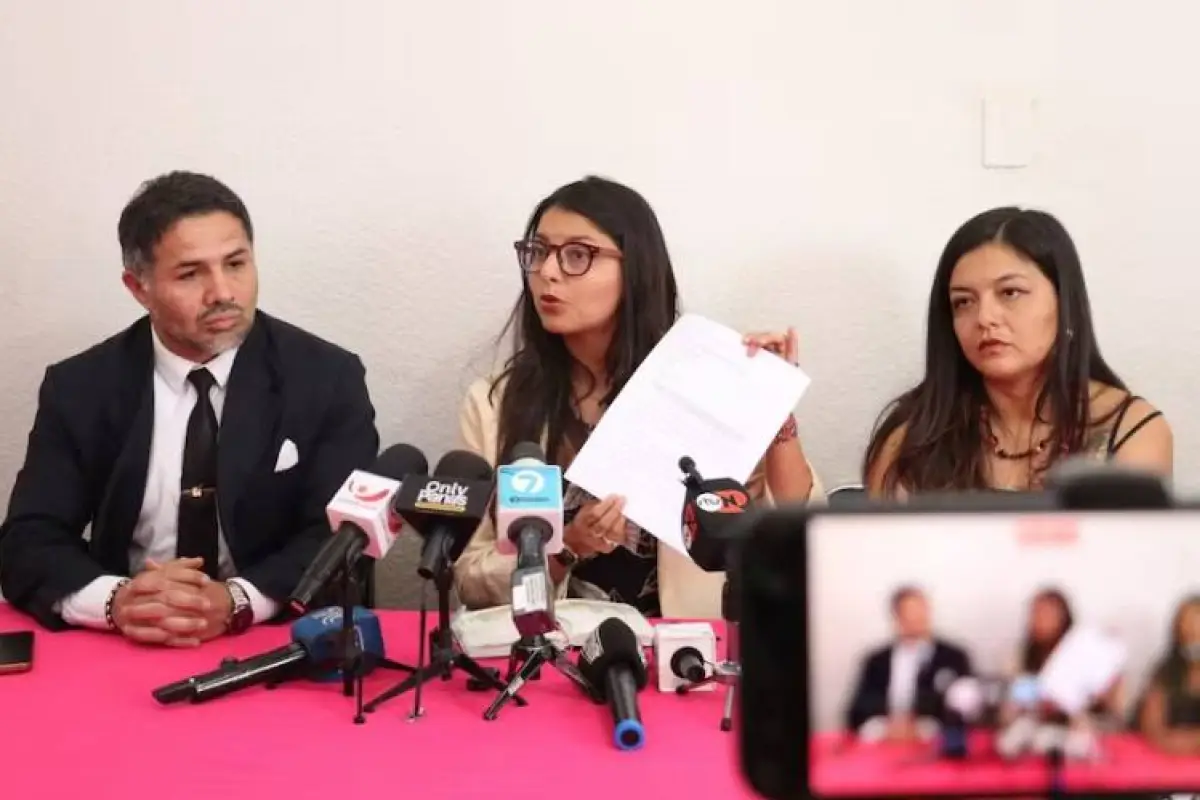 Amanda y Tamia Villavicencio, hijas de Fernando Villavicencio junto al abogado Patricio Rosero 