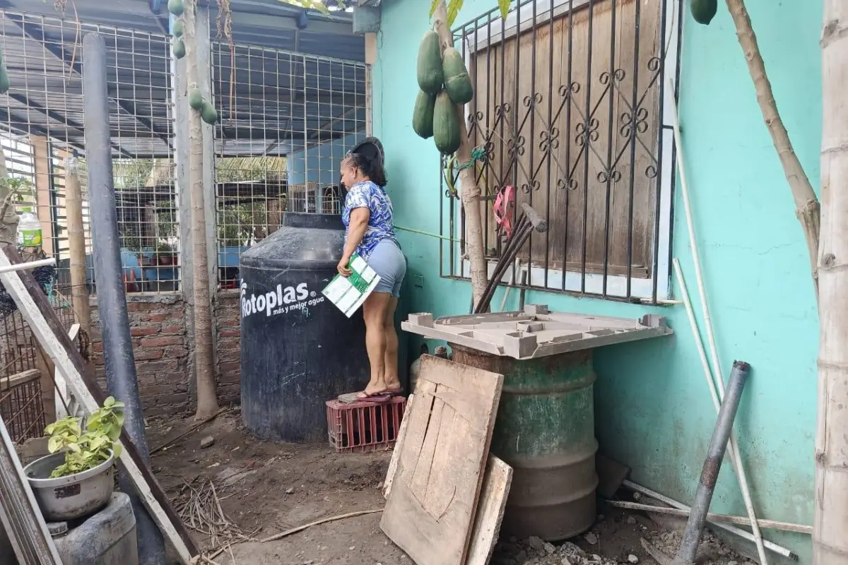 Nora Figueroa, del barrio 2 de Agosto, en la parroquia Eloy Alfaro, denuncia la falta de agua desde noviembre pasado en su sector., El Diario