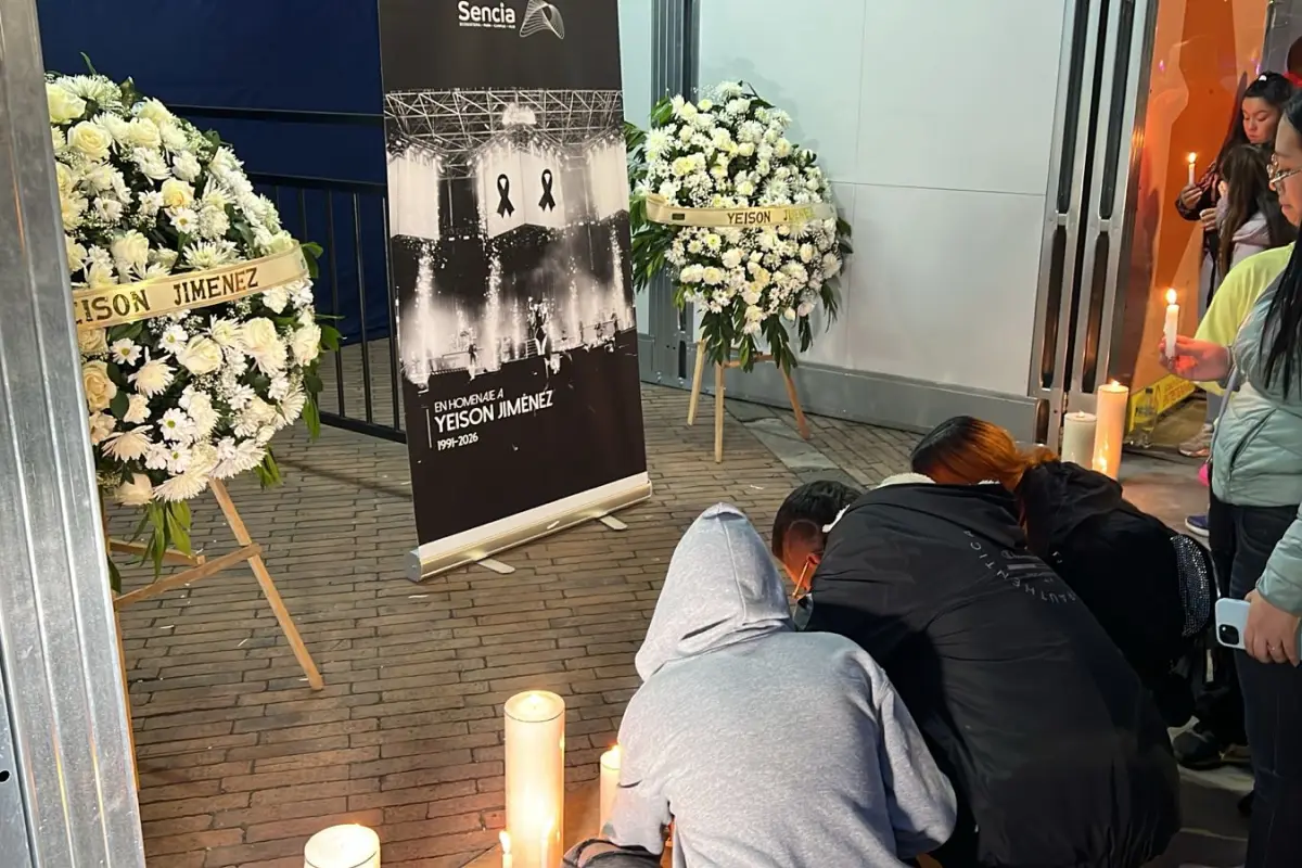 Cientos de velas encendidas, abrazos prolongados y voces unidas marcaron la velatón realizada en las afueras del escenario deportivo.