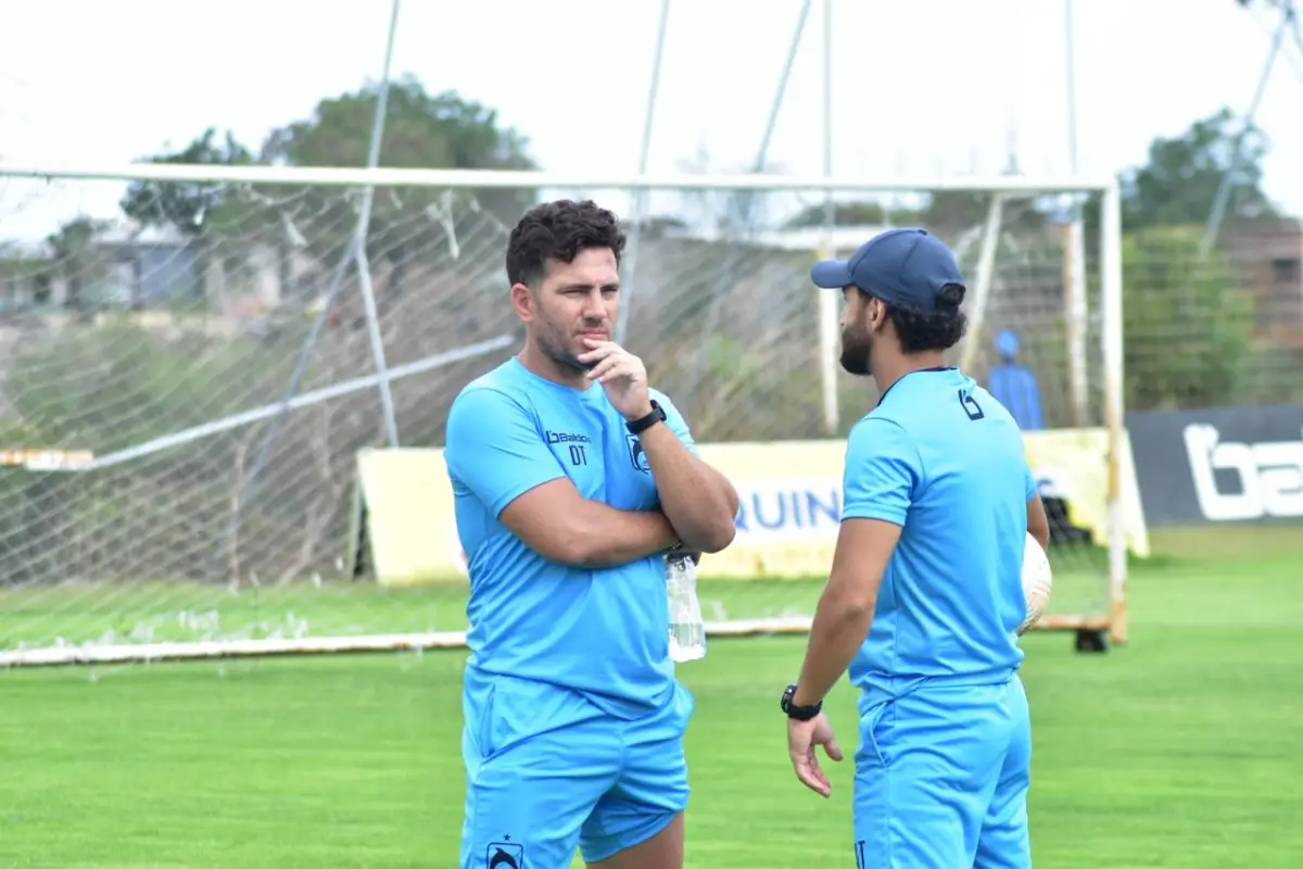 Miembros del cuerpo técnico de Delfín SC.