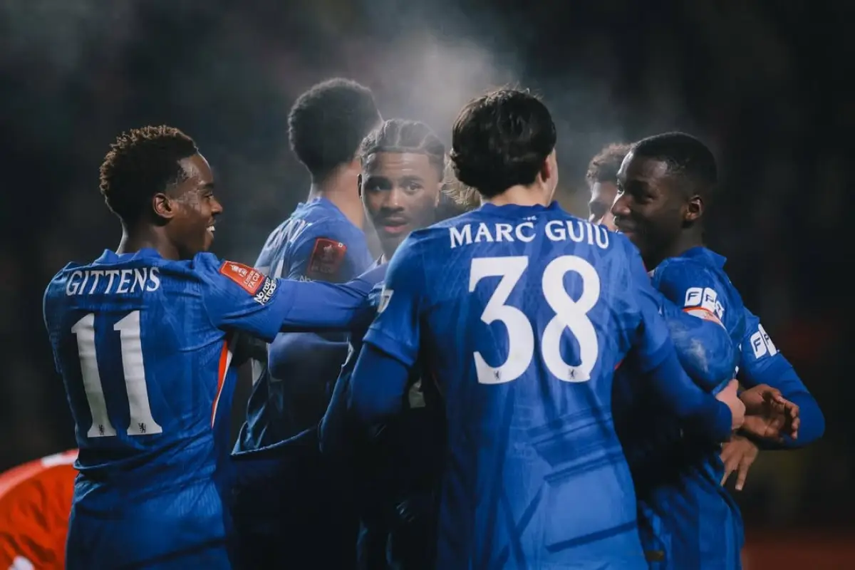 Moisés Caicedo (derecha) celebra con sus compañeros uno de los goles del Chelsea ante Charlton.
