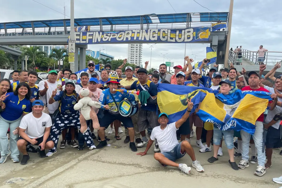 Hinchas de Delfín SC llegaron de diferentes sectores de la ciudad a la concentración.