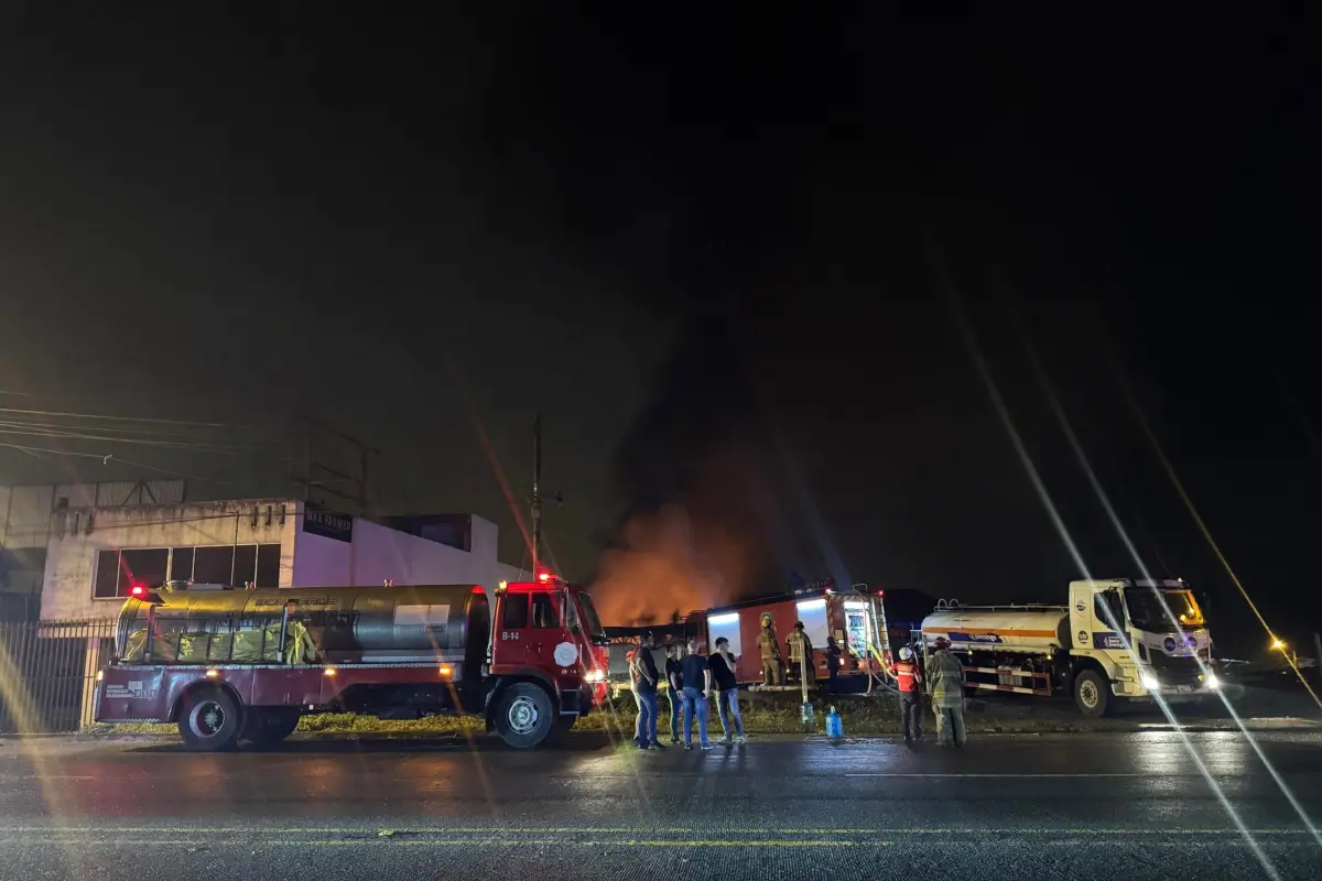 Incendio de gran magnitud destruye bodega avícola en Santo Domingo, 