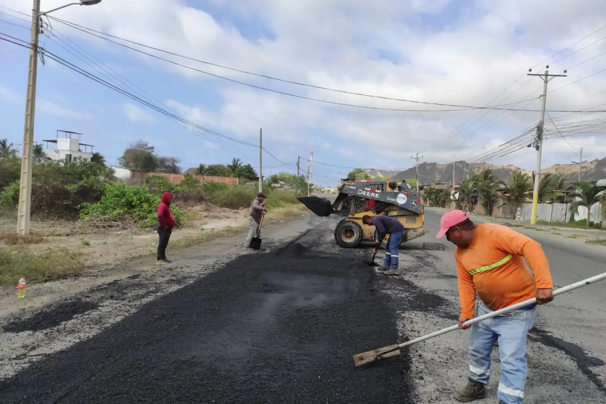 ¿Cuánto avanzó realmente el bacheo en las vías de Manabí Autoridades y transportistas responden, 