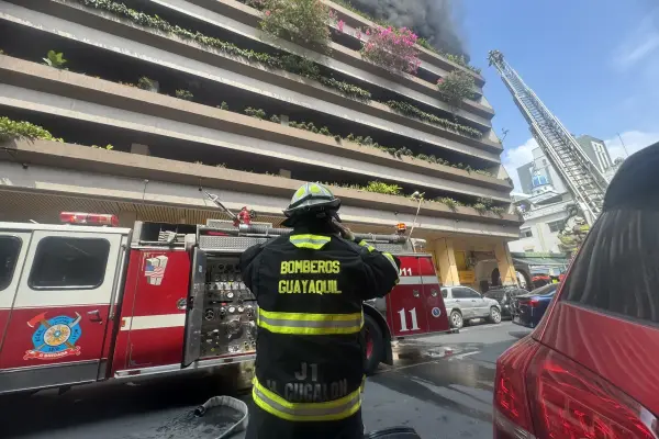 Un incendio estructural activó una alarma tipo 3 en el centro de Guayaquil. Bomberos y Policía trabajan en la zona. Foto: X @BomberosGYE. 