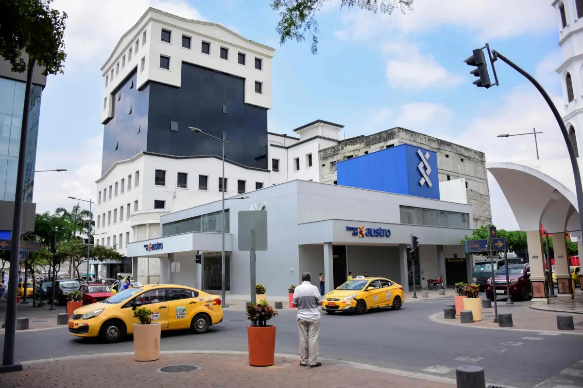 El Palacio de Justicia resultó afectado en el terremoto del 16A y no ha logrado ser rehabilitado, pese a contrataciones que ha tenido.