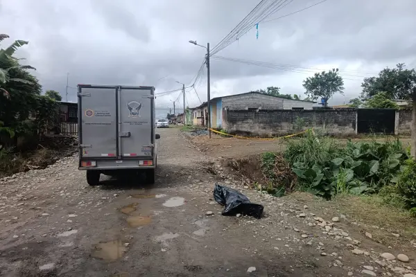El cadáver estaba cerca de una alcantarilla.