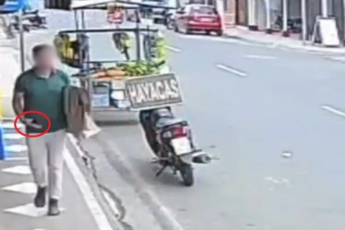Luego de tomar el celular, el hombre siguió caminando con tranquilidad para no levantar sospechas.