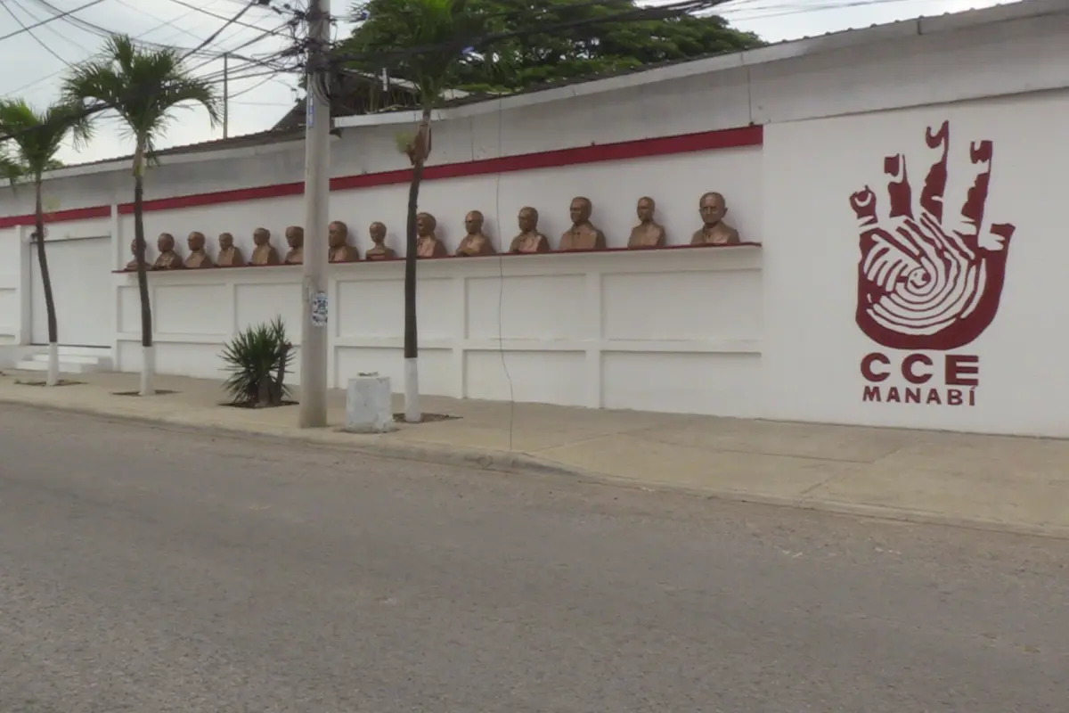 Casa de la Cultura de Manabí renueva fachada con bustos de personajes históricos (2), 