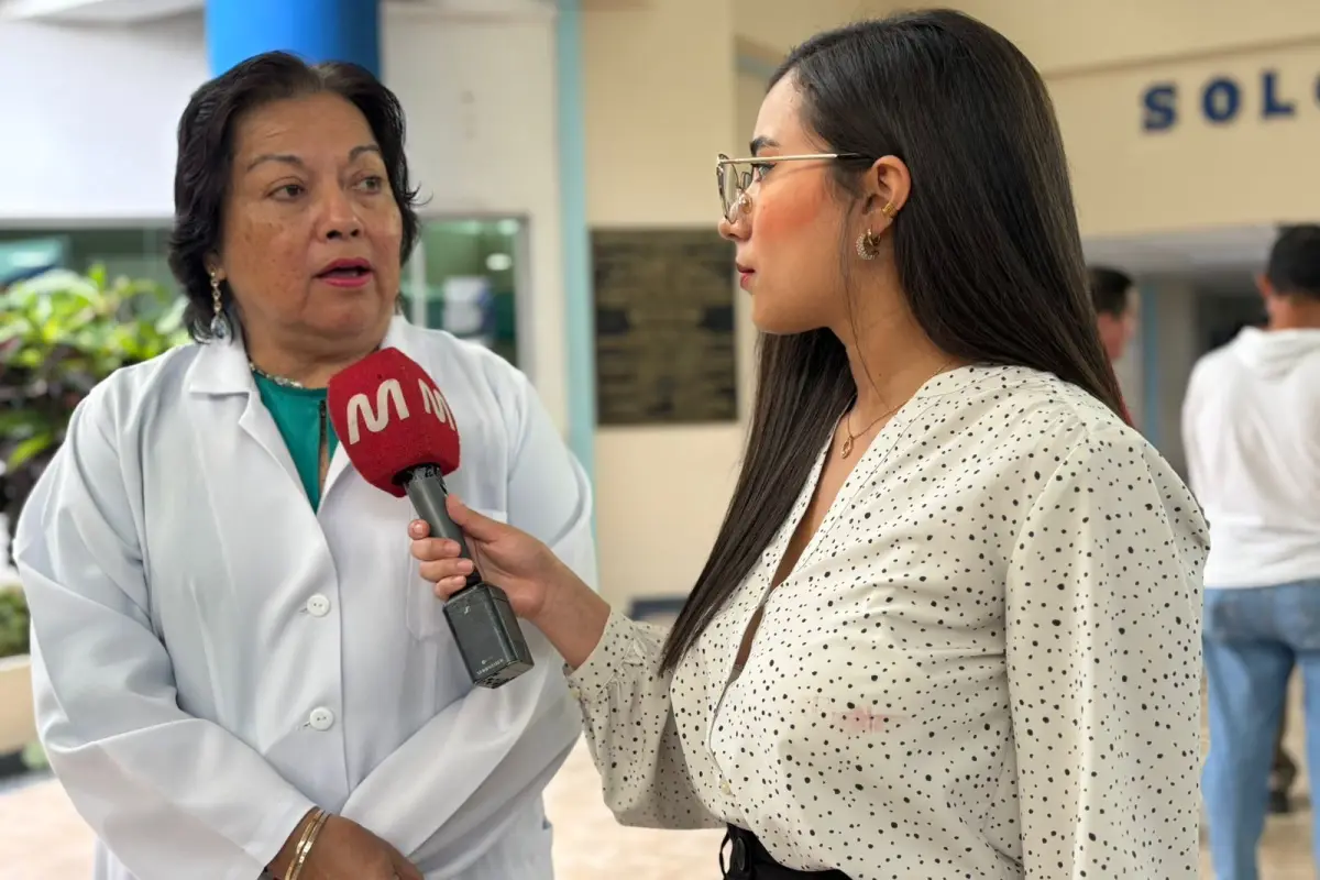 Sofía Saldarriaga, periodista de Manavisión, durante una entrevista en Portoviejo. Foto: El Diario.