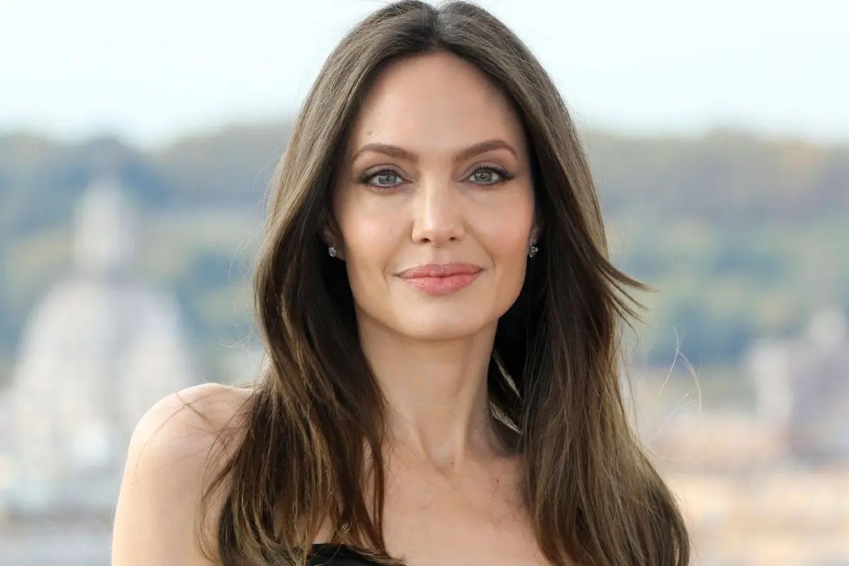 Angelina Jolie planea dejar Los Ángeles y dividir su vida entre Nueva York, Europa y Camboya, en una nueva etapa marcada por el cierre de su divorcio y la búsqueda de mayor privacidad.