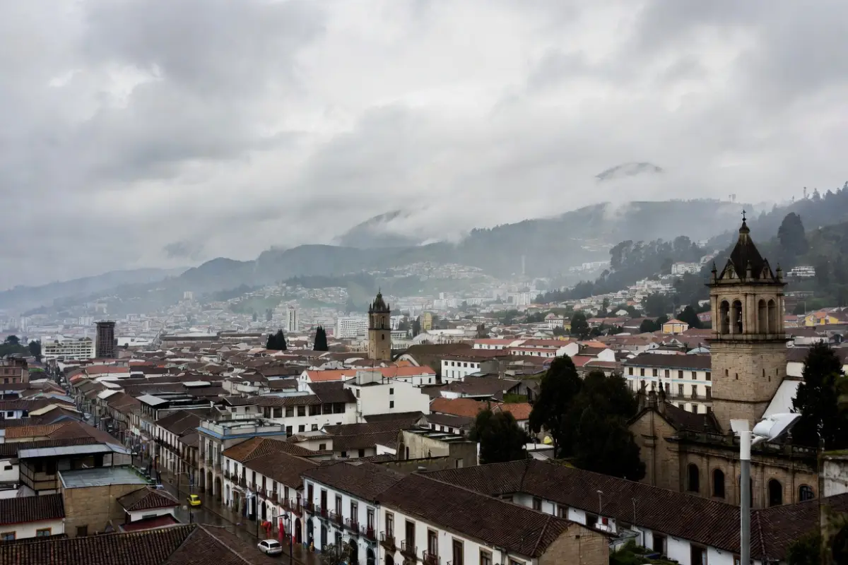 Cielos nublados y lluvias marcarán el martes 6 de enero en varias ciudades del país, especialmente en la región Sierra.