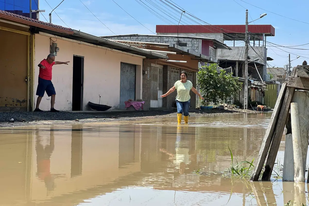 Celia Álvarez, salió de su casa con botas porque la calle quedó llena de agua.