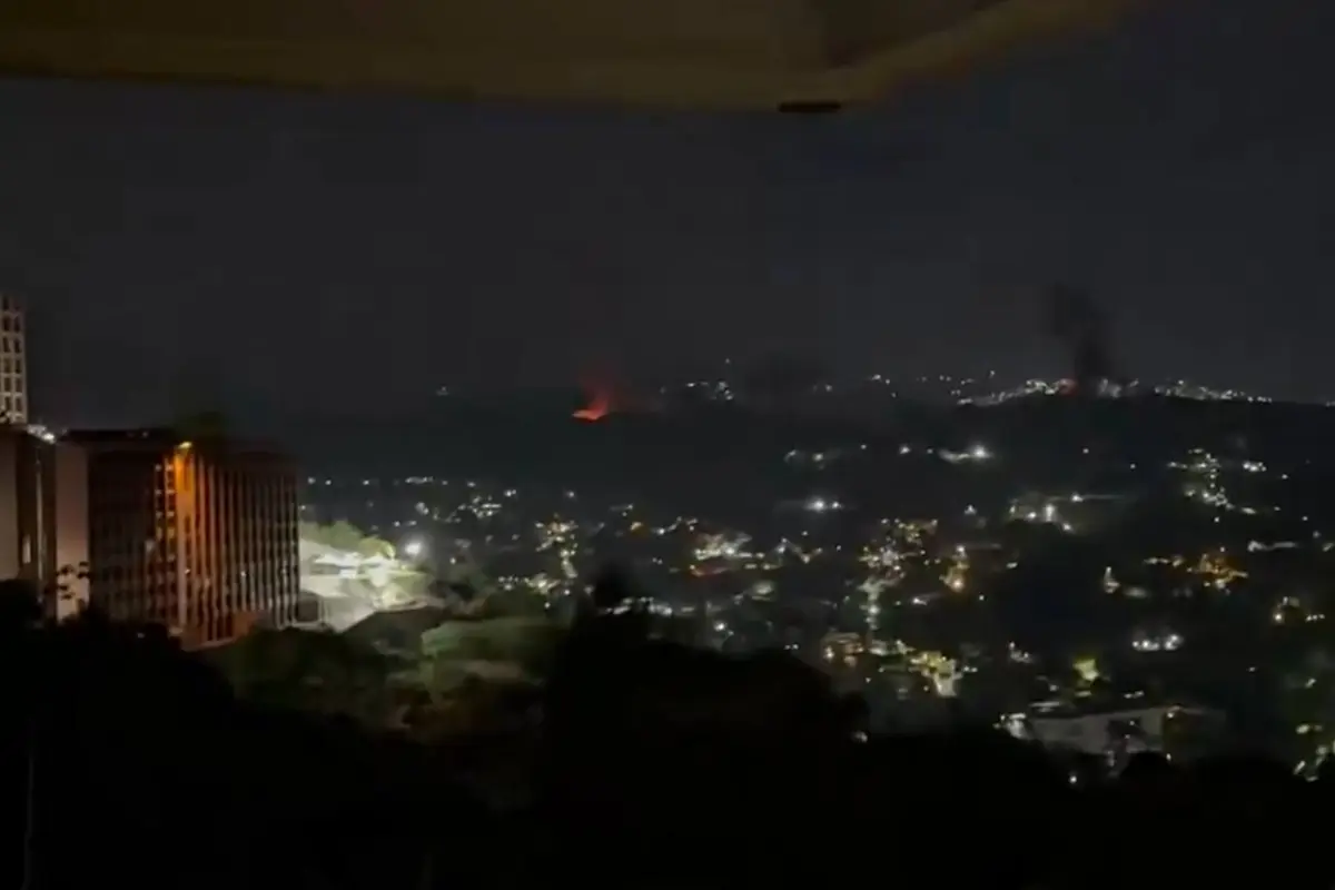 Imagen que muestra a lo lejos el incendio por un bomberdeo en Caracas.