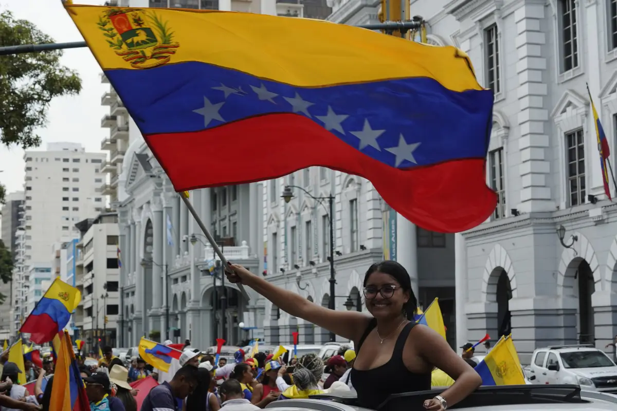 Un grupo de venezolanos se concentró en los exteriores de la Gobernación del Guayas para celebrar la captura de Nicolás Maduro. Foto: Agencia API