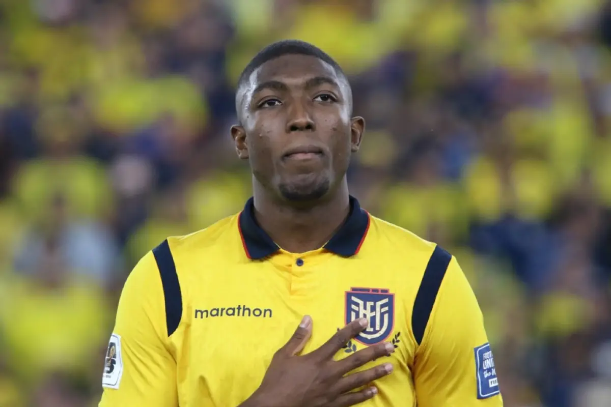 Joel Ordóñez cantando el himno con la selección de Ecuador previo al partido con Brasil en el 2025. FOTO: Williams Paladines.