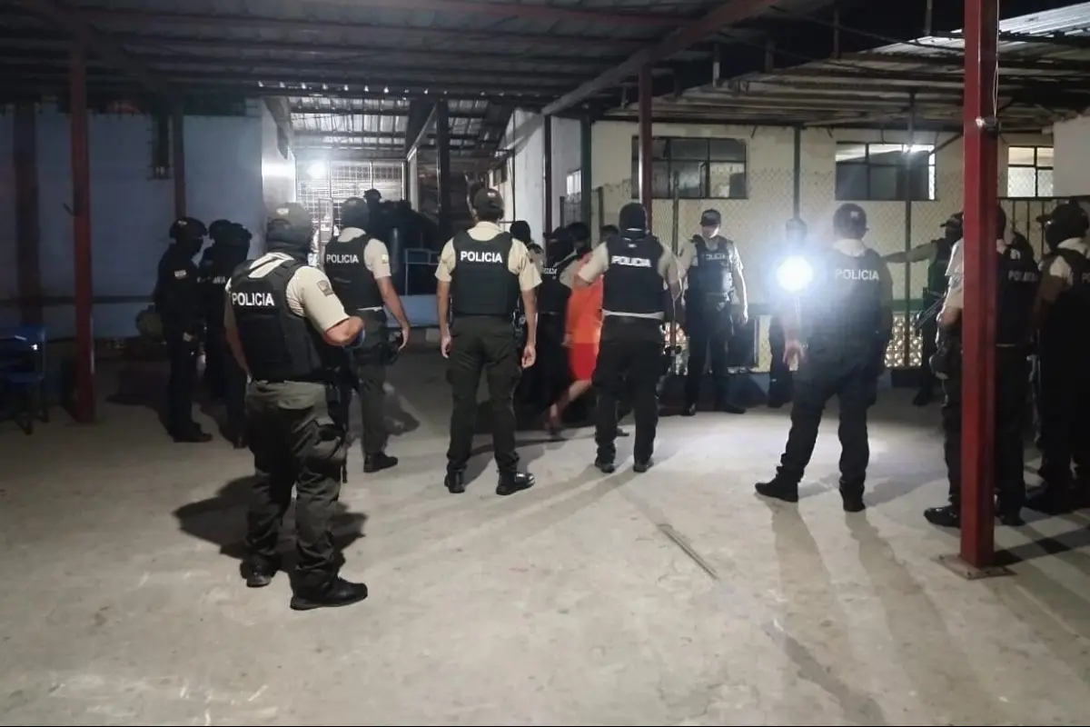 Los traslados se cumplen con estrictos protocolos de seguridad., 