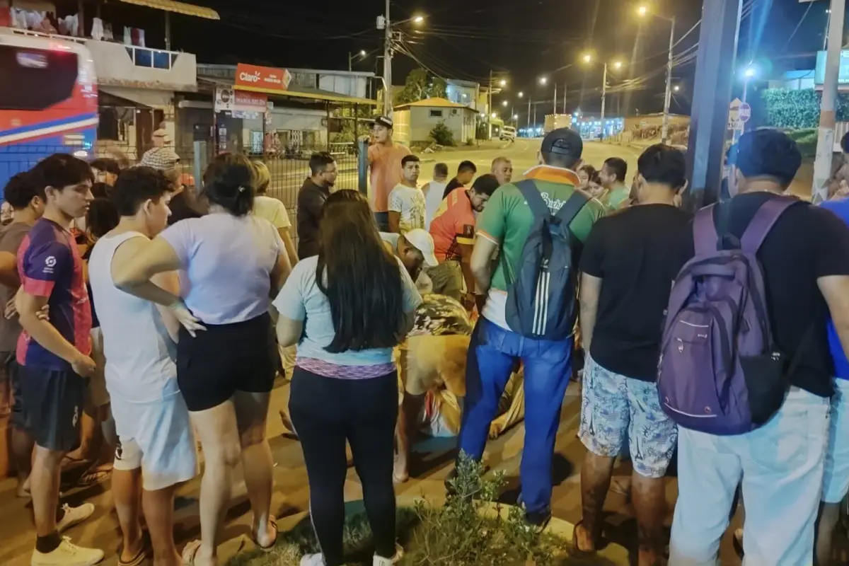 La víctima quedó tendida en el piso hasta ser retirada por sus familiares.