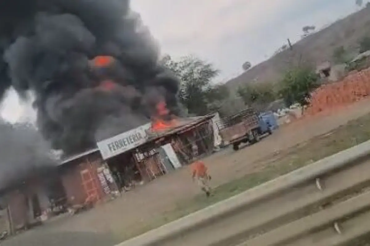 Las llamas alcanzaron grandes magnitudes y destruyeron todo a su paso en la ferretería., 