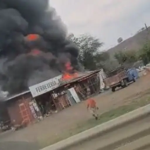 Incendio consume ferretería en sitio El Junco del cantón Tosagua