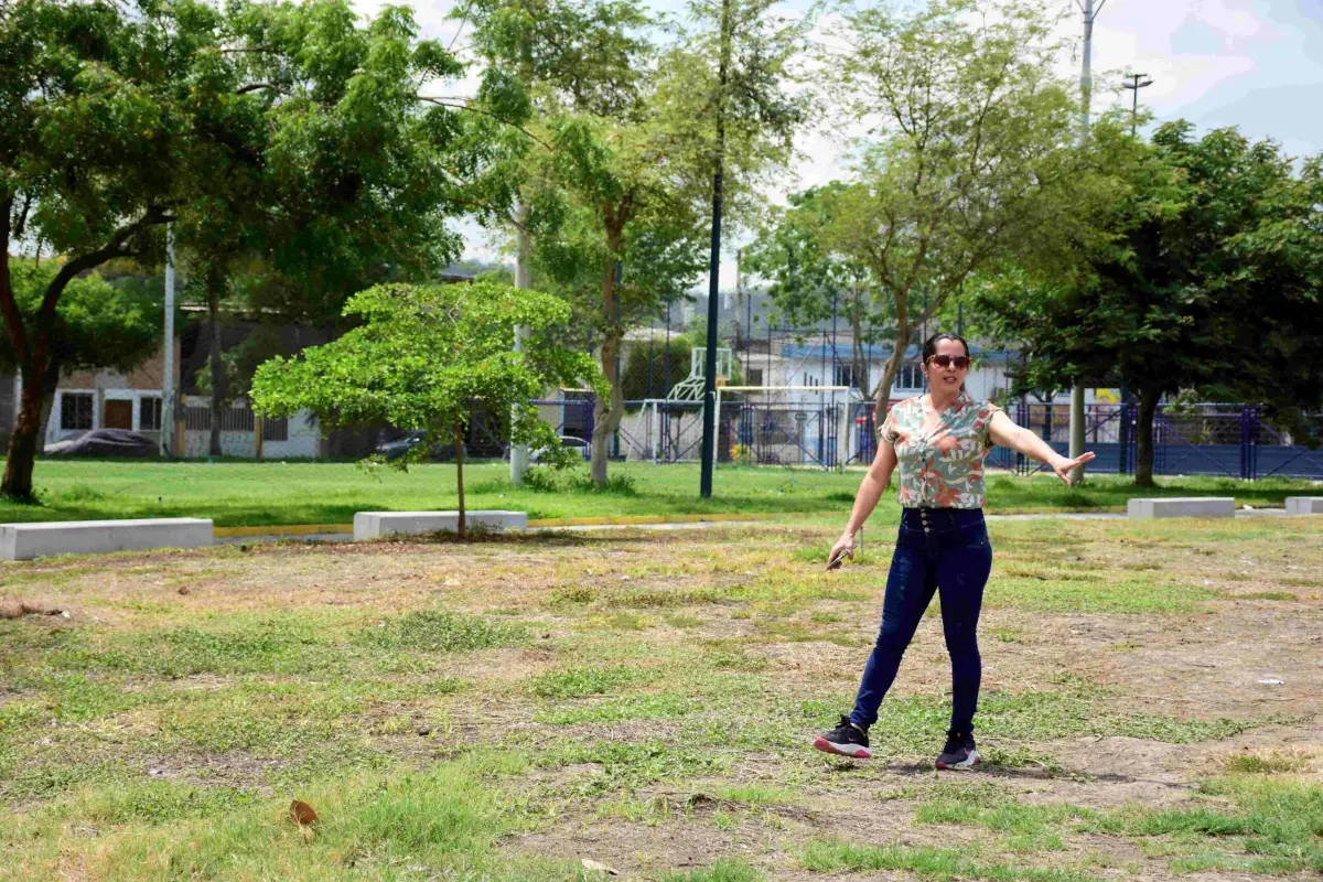 Isabel Solórzano, presidenta de la ciudadela Las Orquídea, muestra el área donde se construirá una guardería.