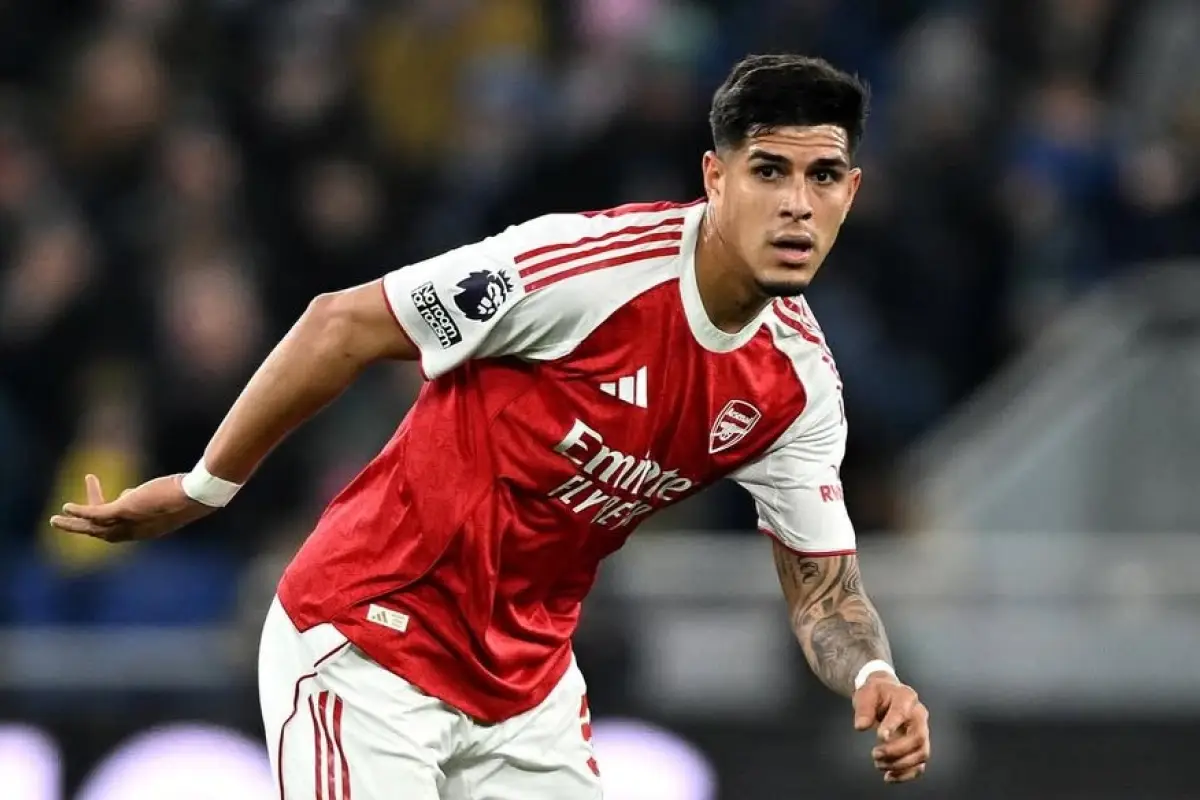Piero Hincapié sale lesionado en el empate entre Arsenal y Liverpool.