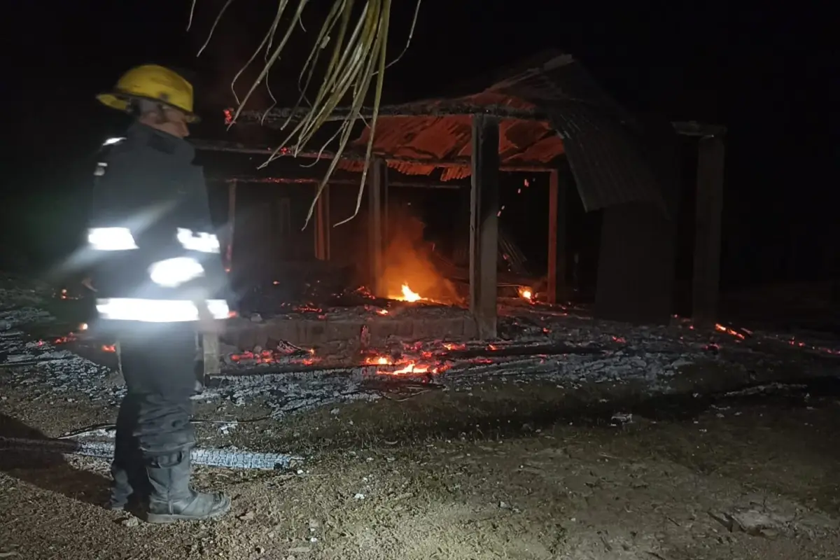 El fuego consumió toda la vivienda que quedó reducida a cenizas., 