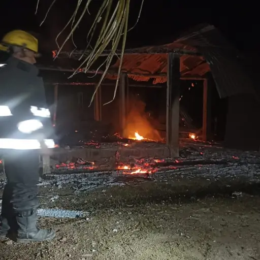 Cortocircuito presunta causa de fuego que consume casa en sector rural de El Carmen