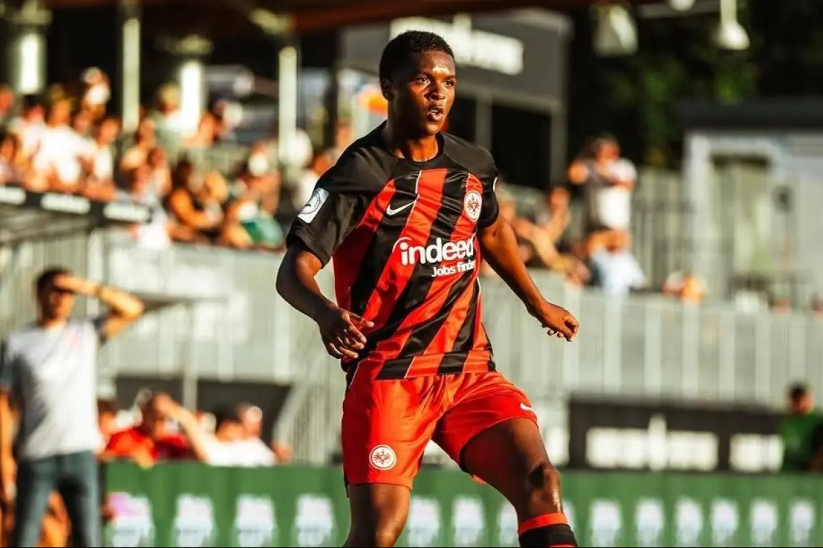 Davis Bautista apunta al primer equipo del Eintracht Frankfurt.
