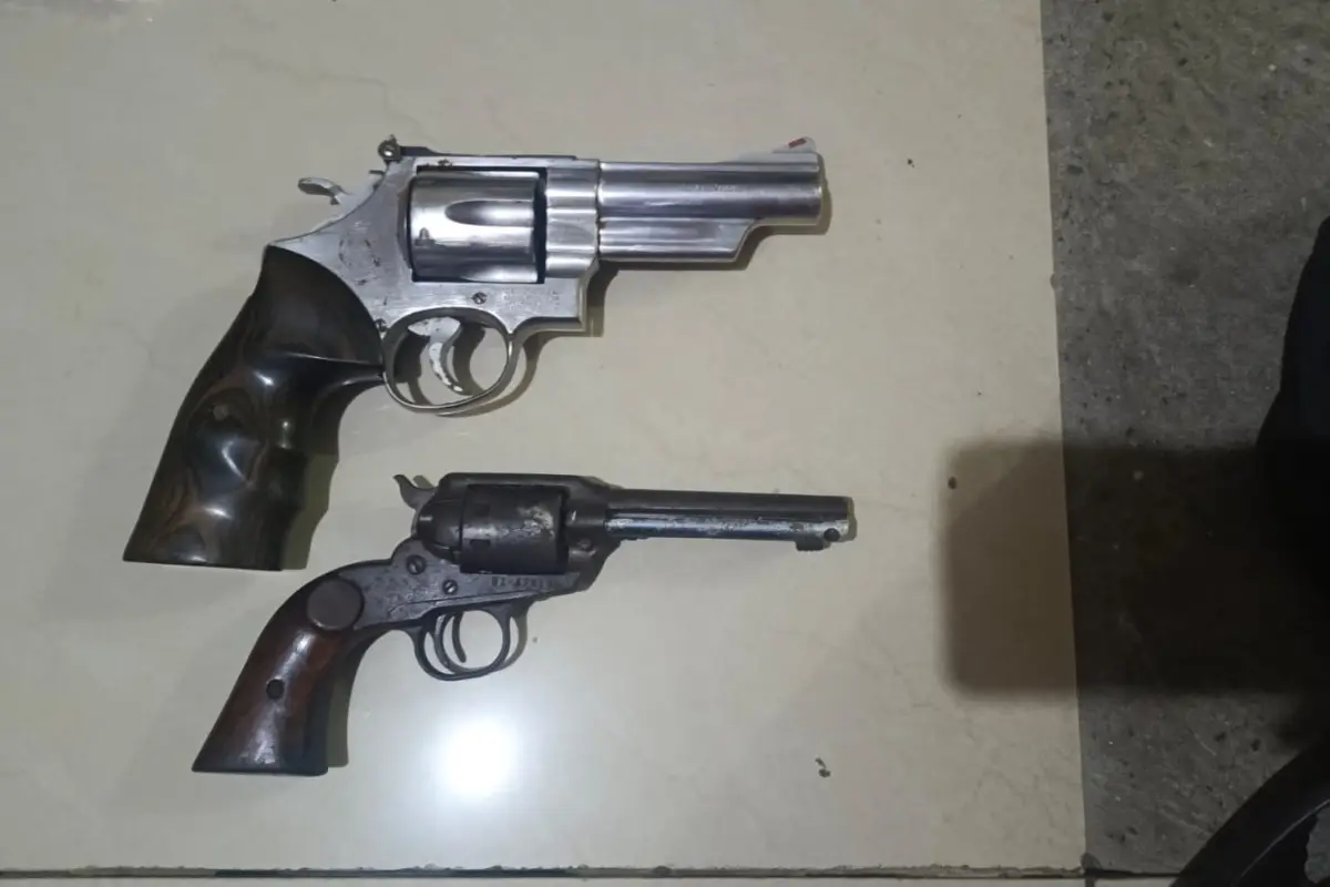 Parte de las armas incautadas en la casa que sería calificada como un centro de acopio de armas y municiones., 