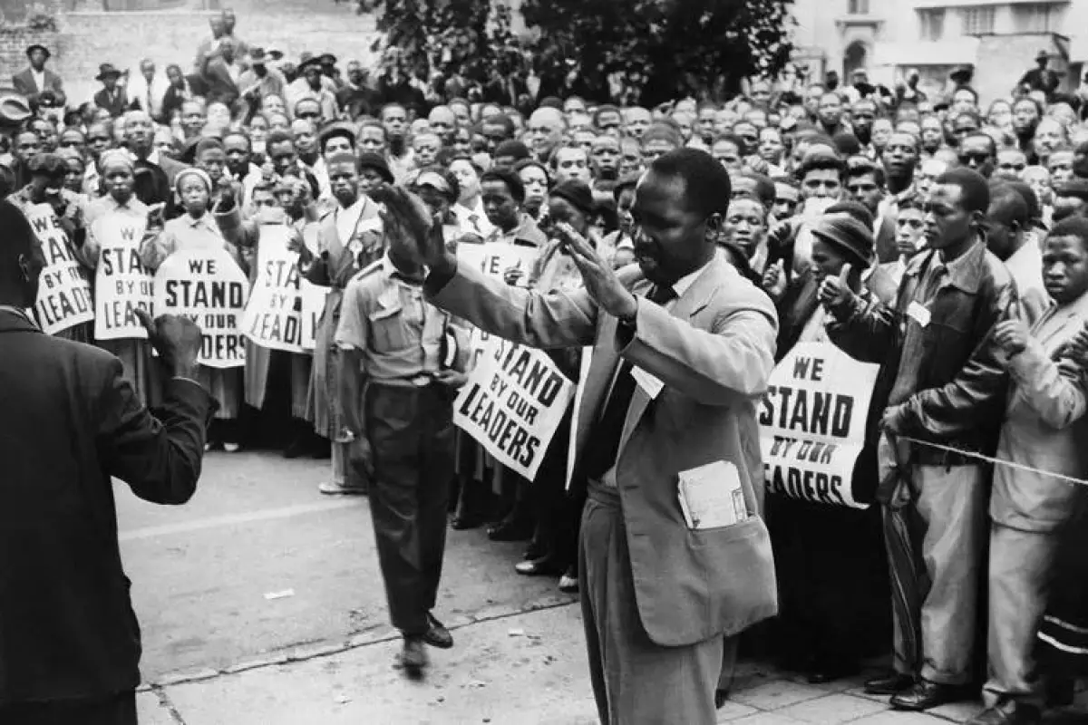 Manifestantes se reúnen frente a un tribunal en Johannesburgo, Sudáfrica, durante el juicio por traición de 1956 contra activistas antiapartheid, entre ellos Nelson Mandela.