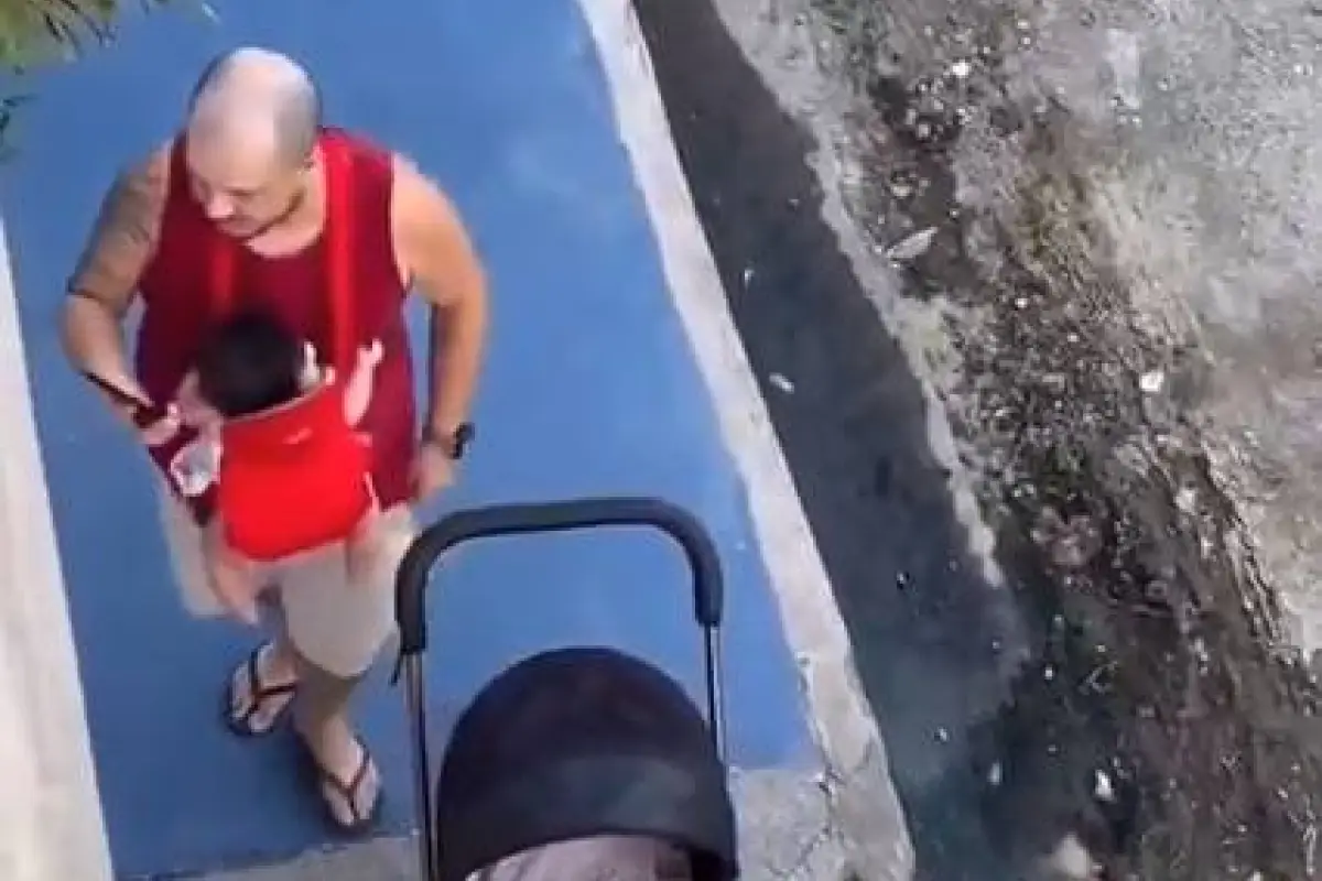 Un padre busca a un bebé que tenía en el pecho