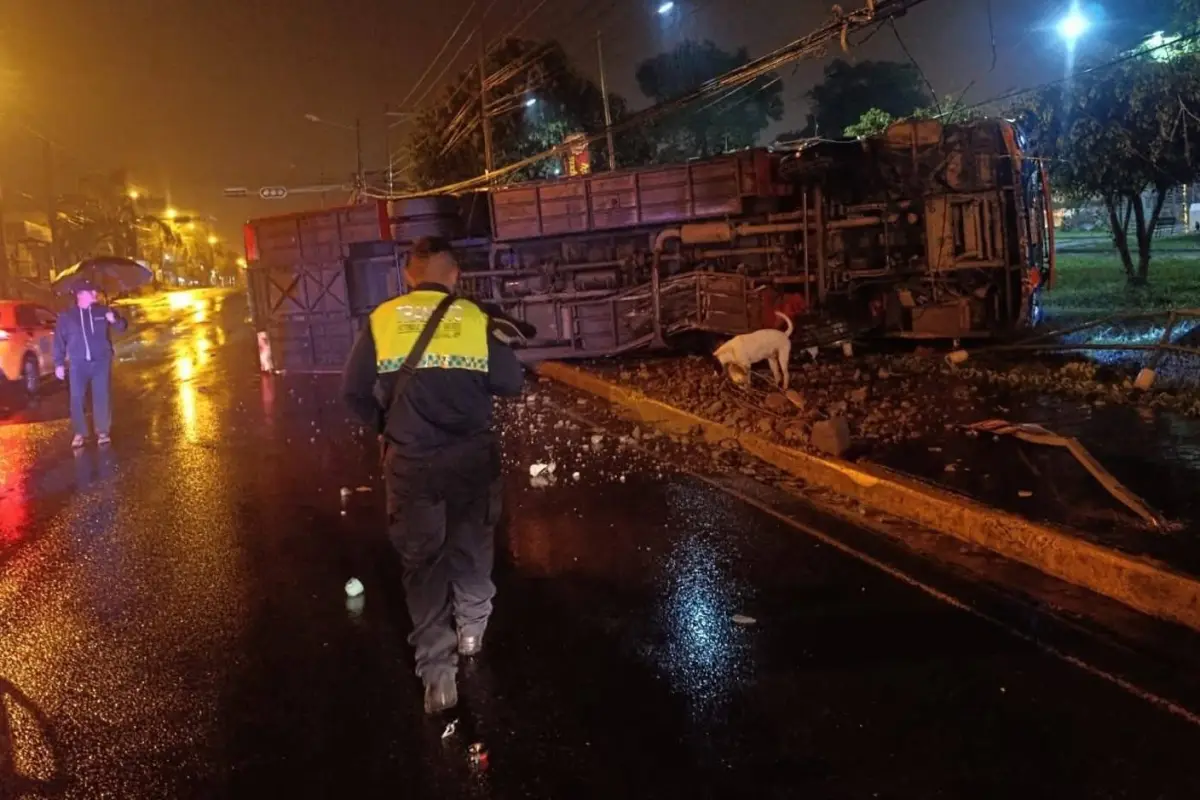El bus quedó volcado a un costado de la vía sin que se detallaran las causas del accidente., Redes sociales