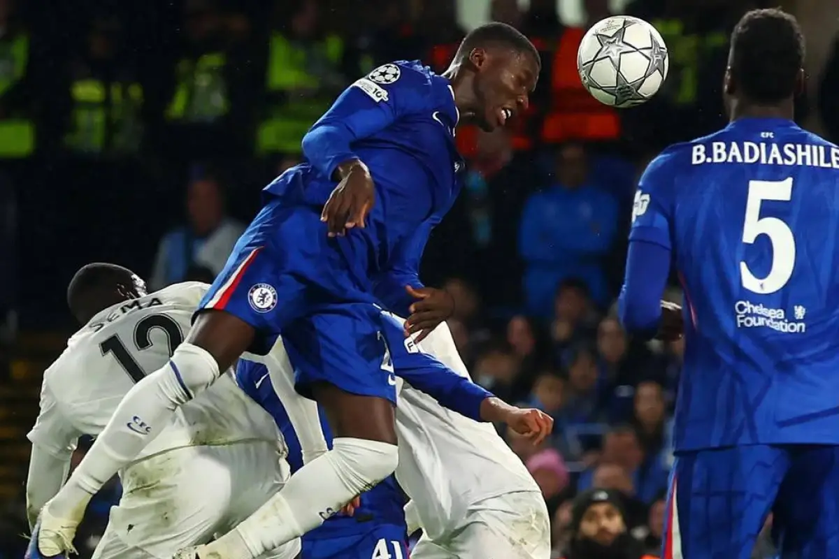 Moisés Caicedo marcó de cabeza el gol del triunfo de Chelsea ante Pafos.