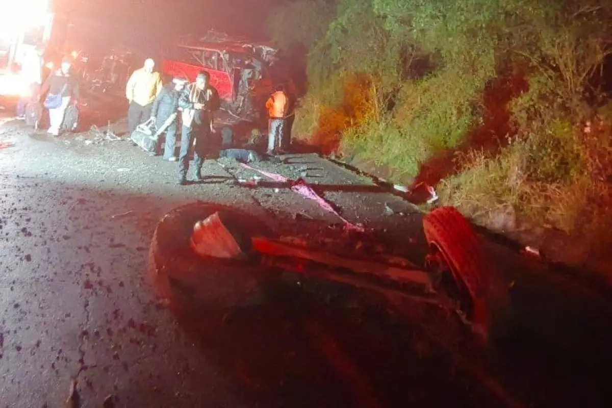 La fuerza del choque provocó graves daños en los automotores. 