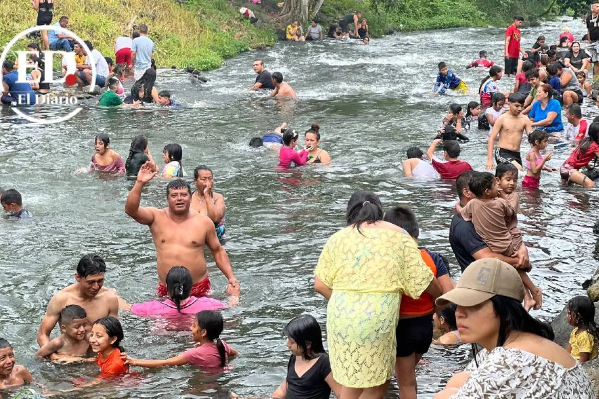  Muchas familias acudieron a los ríos  para disfrutar del feriado.