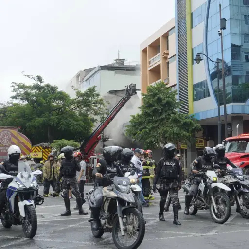 Bomberos remueven escombros tras incendio en tres locales del centro de Guayaquil