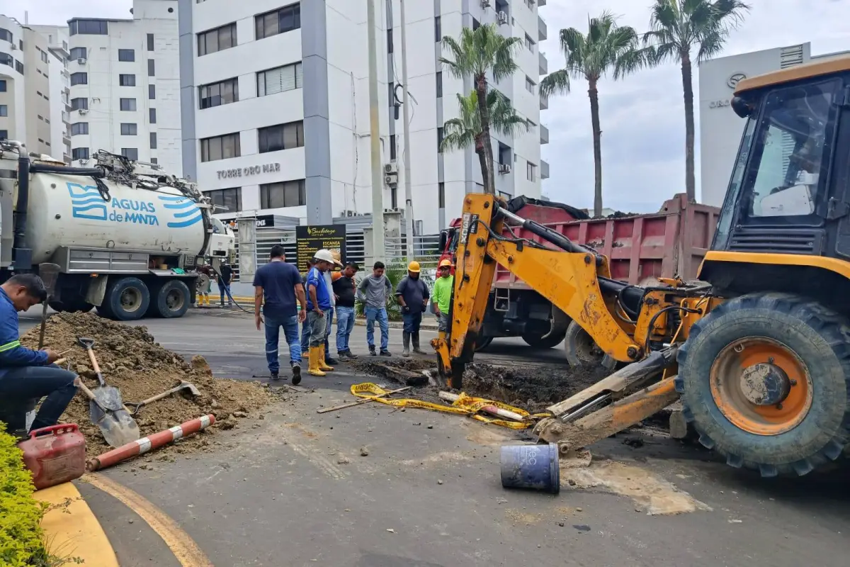 Cuadrilla de la EPAM remediando un socavón en el redondel frente al Mall del Pacífico., El Diario
