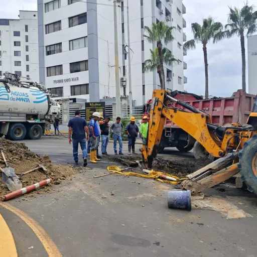 Socavón en redondel del hotel Oro Verde obliga a cierre parcial de vía en Manta
