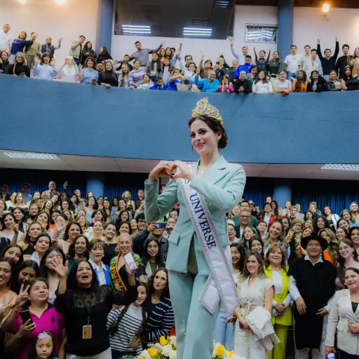 La Miss Universo, Fátima Bosch, lidera charla motivacional para emprendedoras en Ambato
